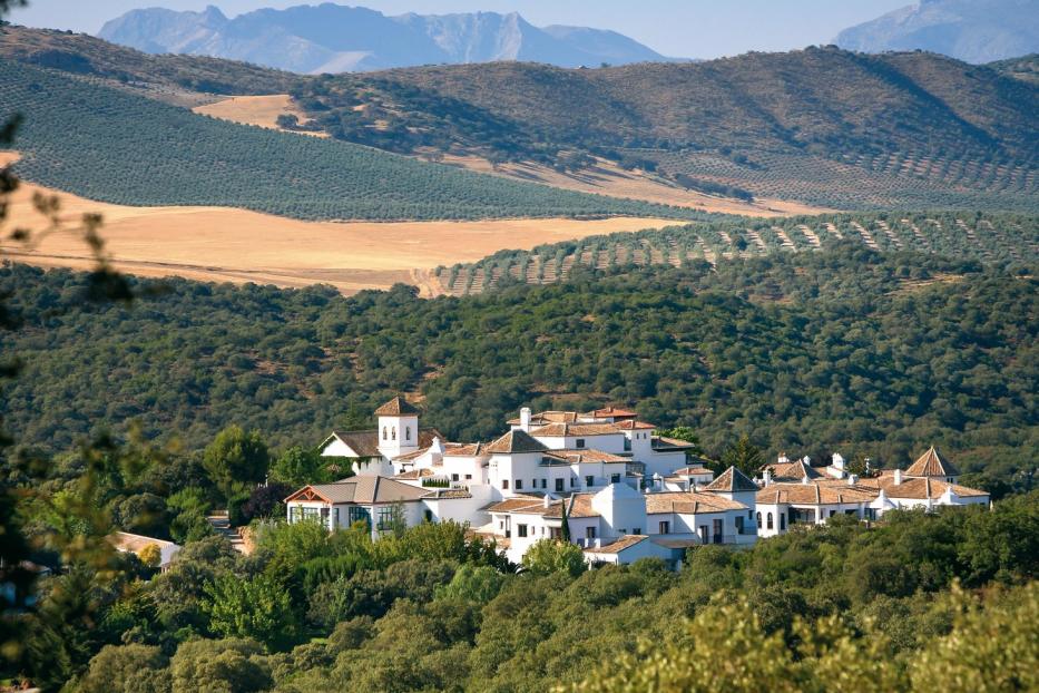 Benannt nach einem König, besucht von den Promis, aber dennoch kaum zu finden: das Dorfhotel Bobadilla