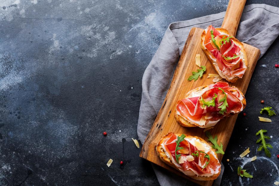 Geröstetes Brot mit Schinken, Rucola und Hartkäse