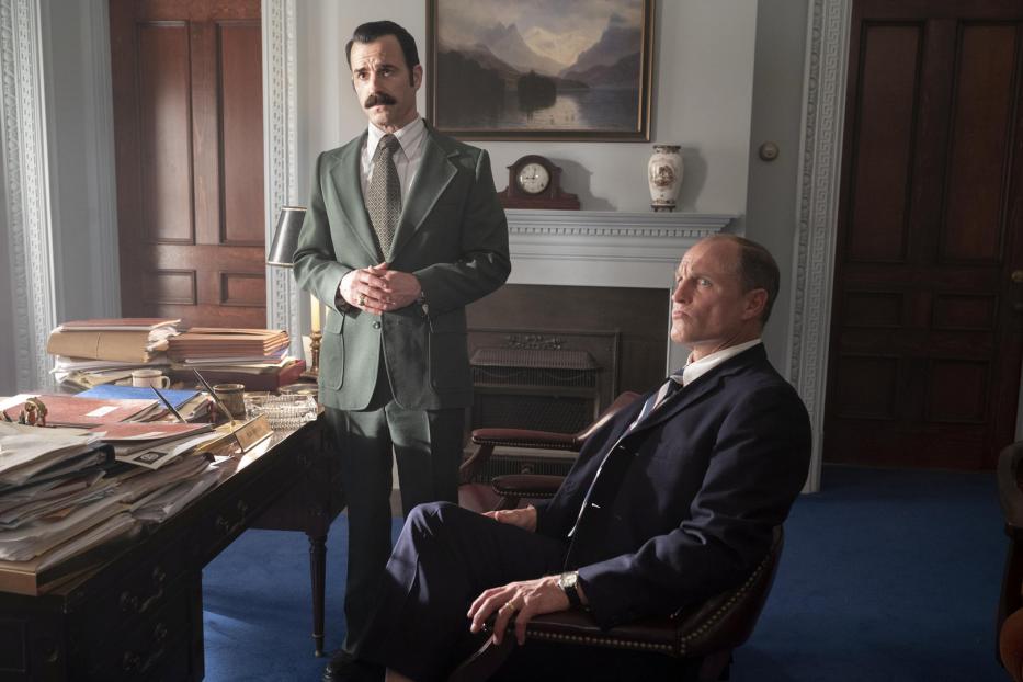 Justin Theroux und Woody Harrelson in „White House Plumbers“