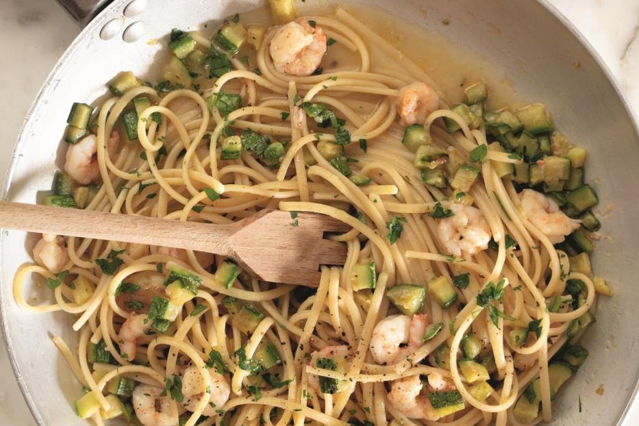 Linguine mit Zucchini und Garnelen.