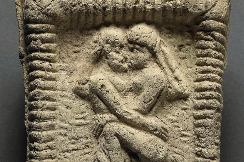 Umschlungen: Eine 4.500 Jahre alte Tonscheibe aus Mesopotamien liefert Beweise fürs früheste Küssen. Verwahrt wird sie im British Museum in London.