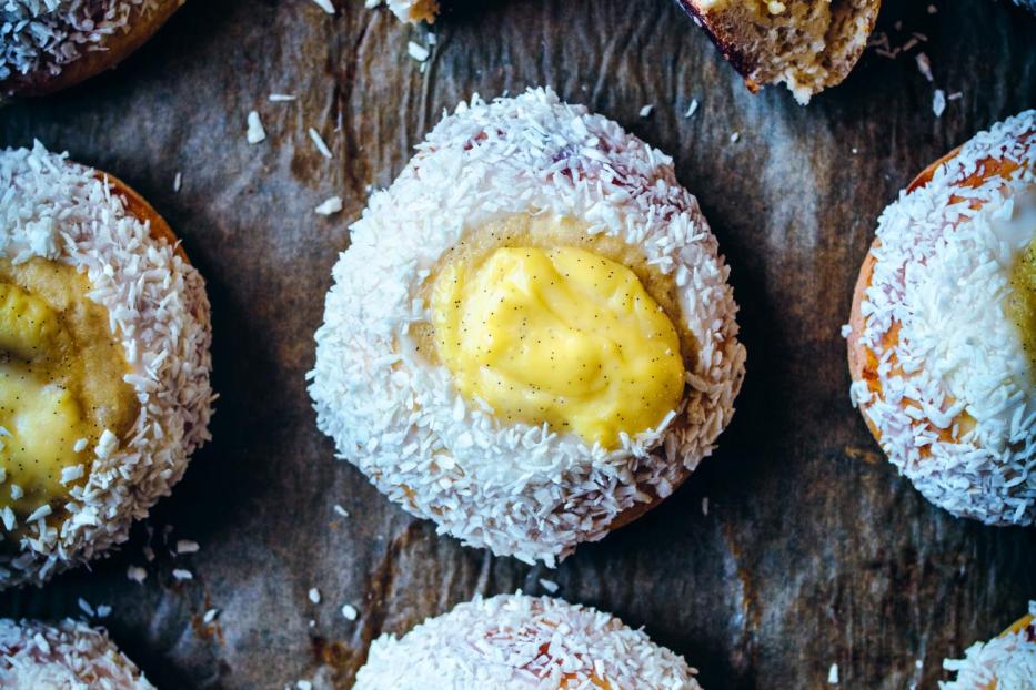 Puddingteilchen mit Kokosraspeln.