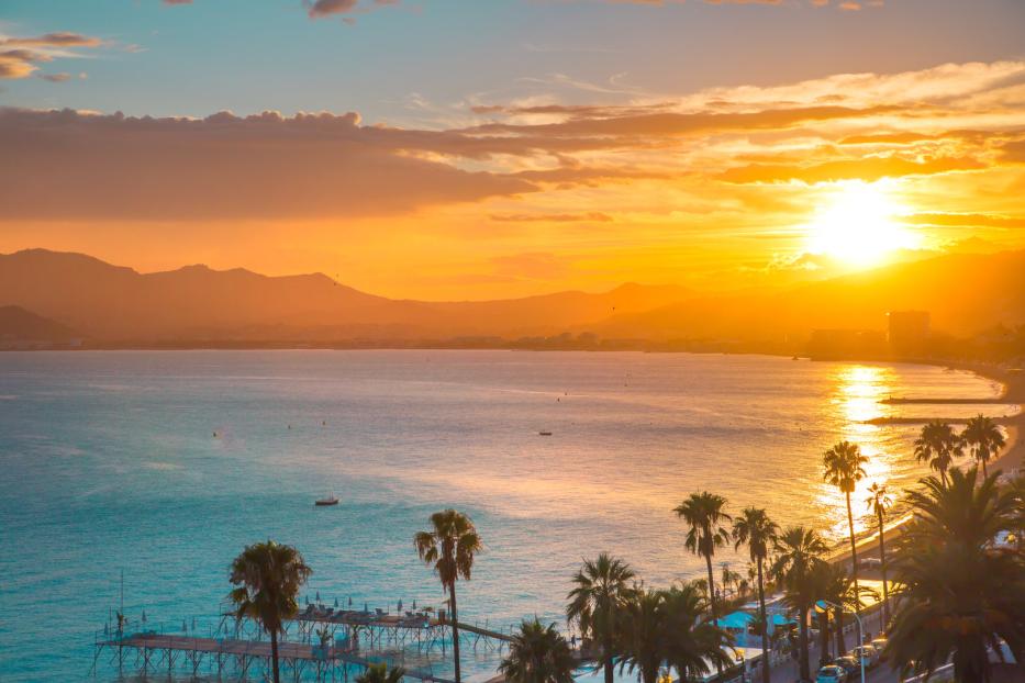 Sonnenuntergang in Cannes über der Promenade de la Croisette