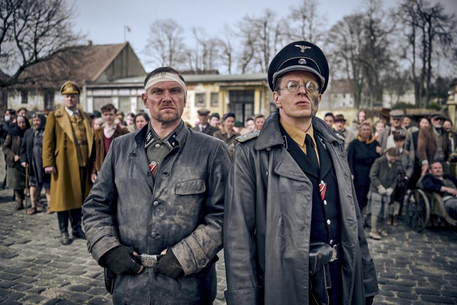 SS-Sturmbandführer Von Starnfeld (Alexander Scheer, rechts) und seine rechte Hand Dörfler (Florian Schmidtke).