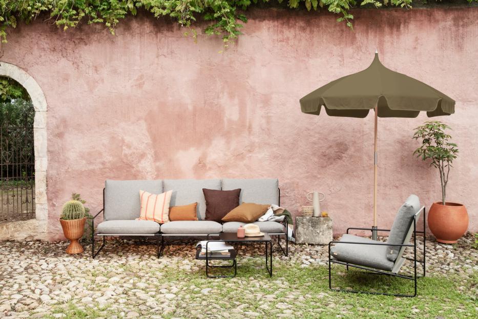 Lull Umbrella von Ferm Living in der Farbe Military Olive (€ 405);