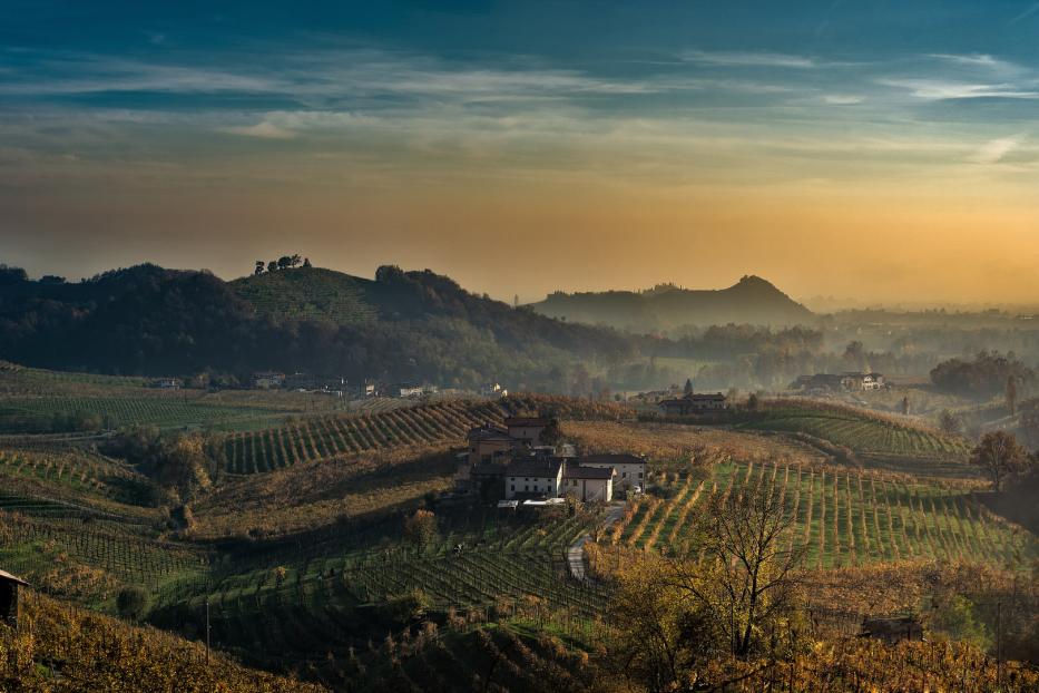 Die grünen Hügel von Valdobbiadene im Sonnenuntergang: Der ideale Ort, um eine Genussreise entlang der Proseccostraße zu starten