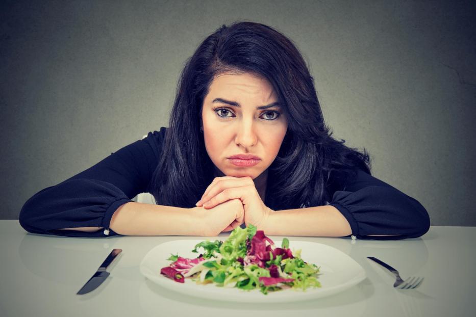 Frau schmeckt das Essen nicht