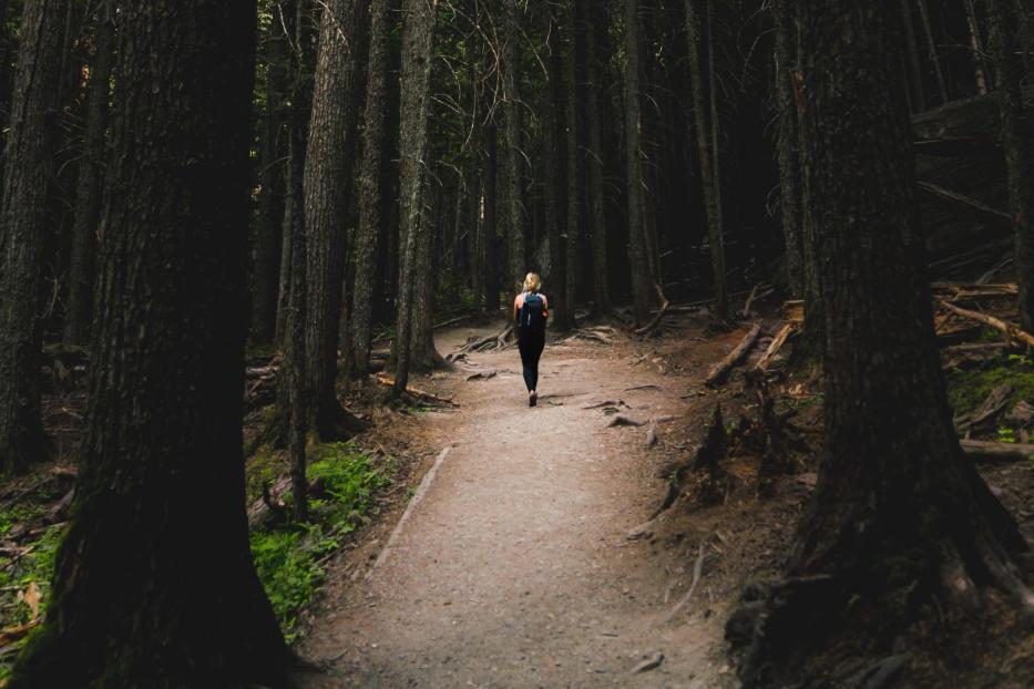 Frau im Wald