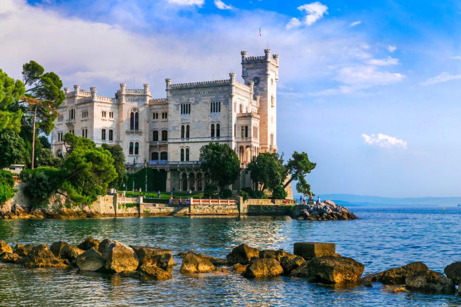 Das Schloss Miramare geht auf Erzherzog Ferdinand Maximilian zurück. 