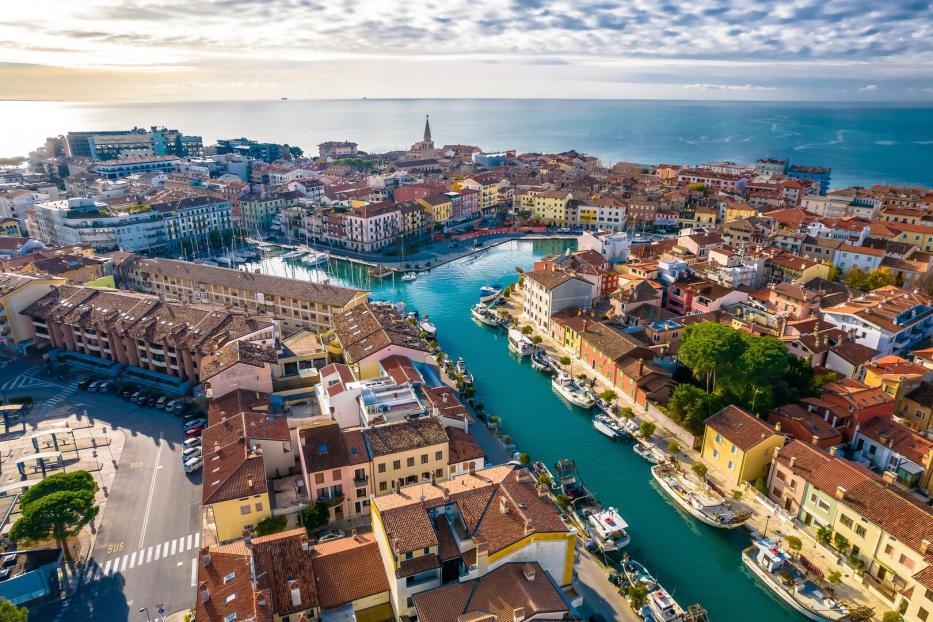 Blick von oben über die Stadt Grado