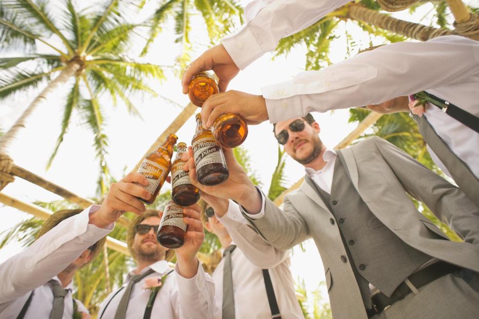 Party am Strand und Männer mit Bier