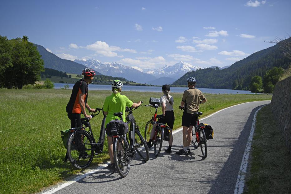 Immer wieder traumhafte Ausblicke: Pause am Radweg am Haidersee mit Blick auf den Ortler