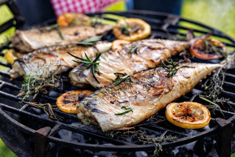 Durch den Eigengeschmack braucht es bei der Makrele keine Marinade – Knoblauch, Zitrone, Salz und Rosmarin runden das Gericht ab