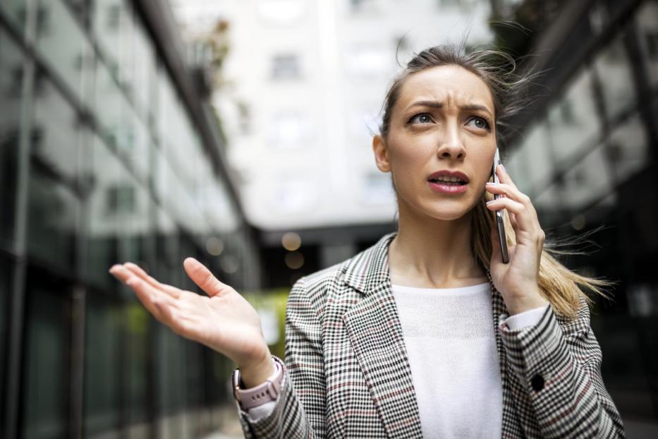 Unzufriedene Geschäftsfrau am Telefon - Stock-Fotografie