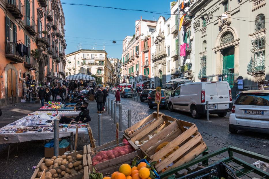 Auf dem quirligen Mercato dei Vergini gibt es Obst, Gemüse und Keramik