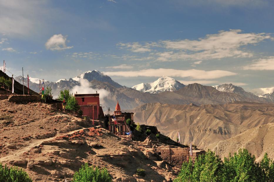 Im nepalesischen Distrikt Mustang – einst ein unabhängiges buddhistisches Königreich im Himalaja – gibt es mächtige Berggipfel und schöne Täler, worin sich Flüsse schlängeln. Hinter 4.000 Meter hohen Pässen warten bunte Stupas. Und es herrscht Ruhe pur.