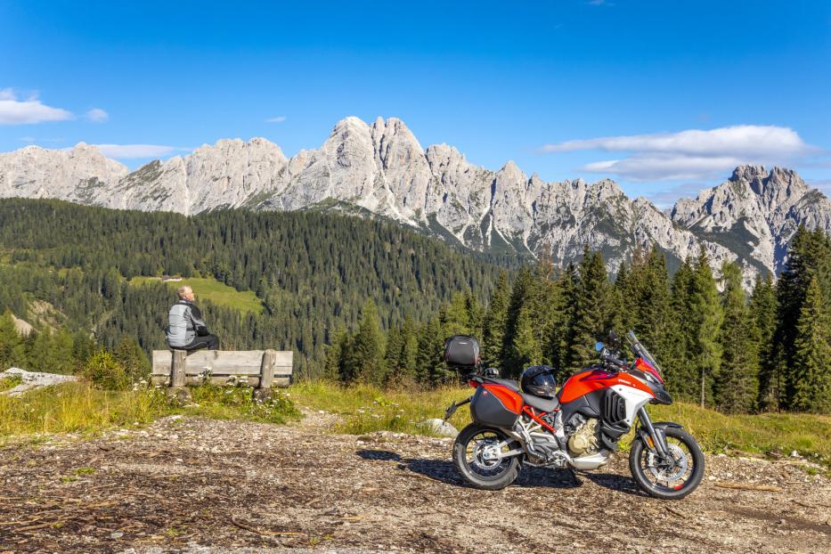 Rote Schönheit: Ducati Multistrada V4 am Sella di Razz