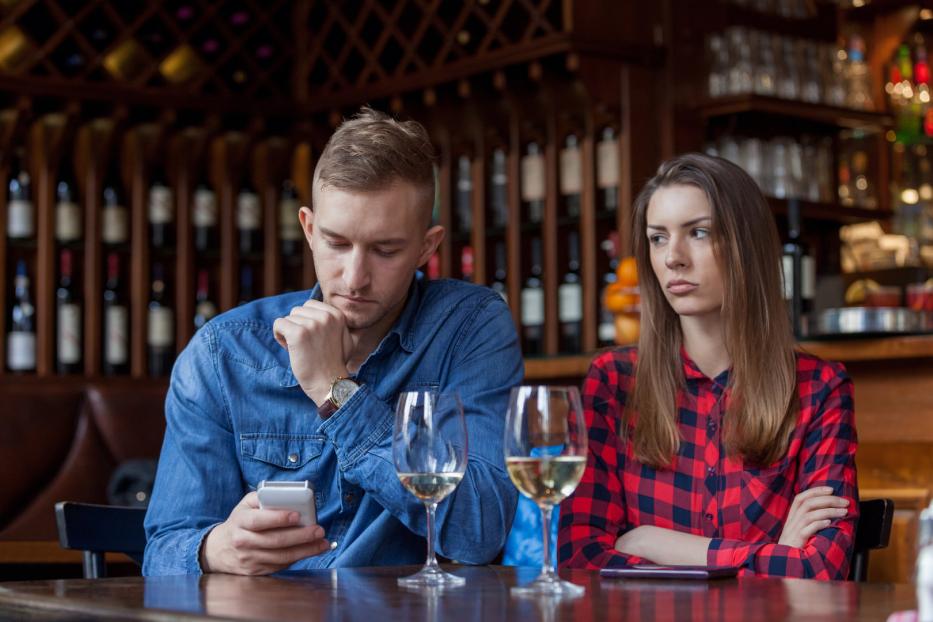 Phubbing Partner hängt ständig am Handy 