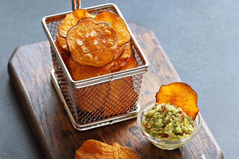 Süßkartoffel-Chips mit Guacamole