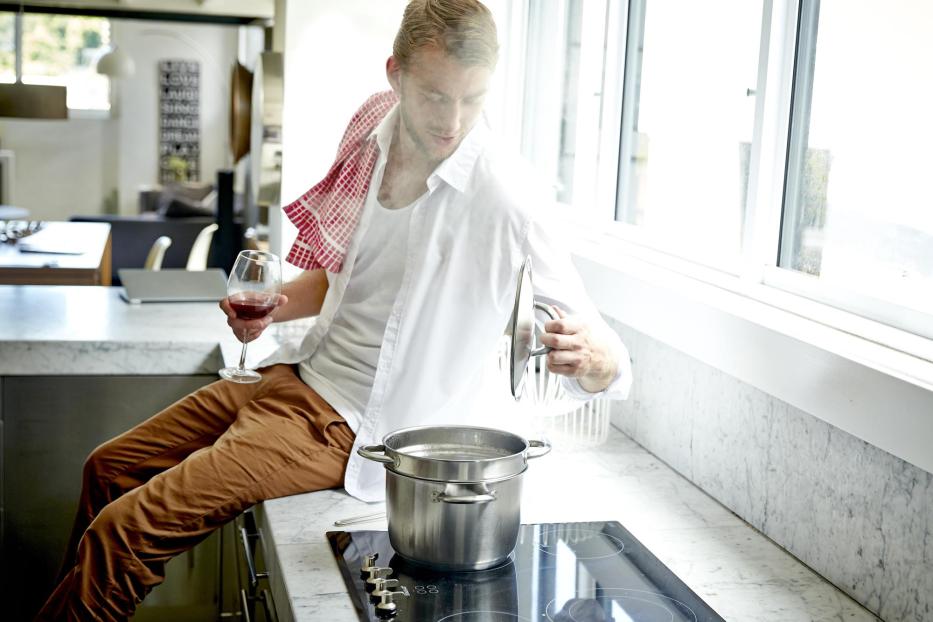 Man cooks pasta at home - Stock-Fotografie