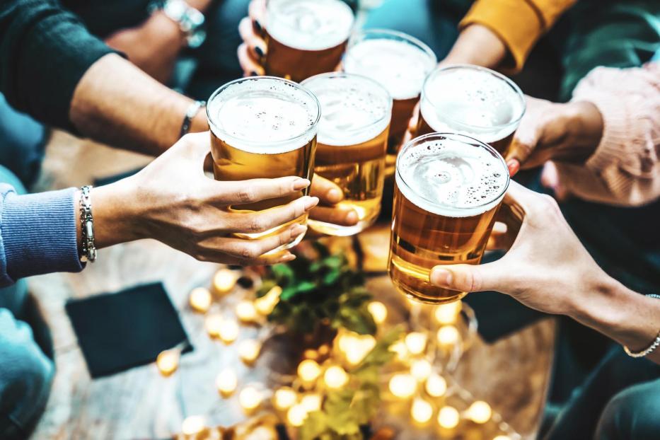 Gruppe von Menschen, die Bier im Brauerei-Pub-Restaurant trinken - Glückliche Freunde, die die Happy Hour am Stehtisch genießen - Nahaufnahme von Braugläsern - Lifestyle-Konzept für Speisen und Getränke - Stock-Fotografie