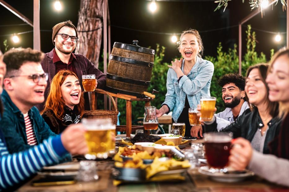 Menschen, die Bier trinken