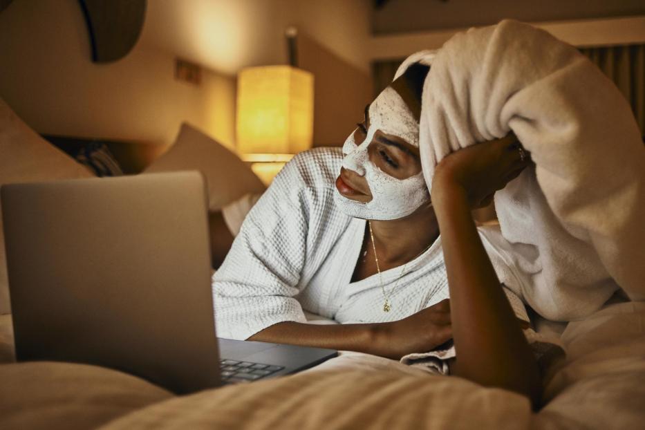 Frau mit Laptop Zuhause entspannen - Stock-Fotografie