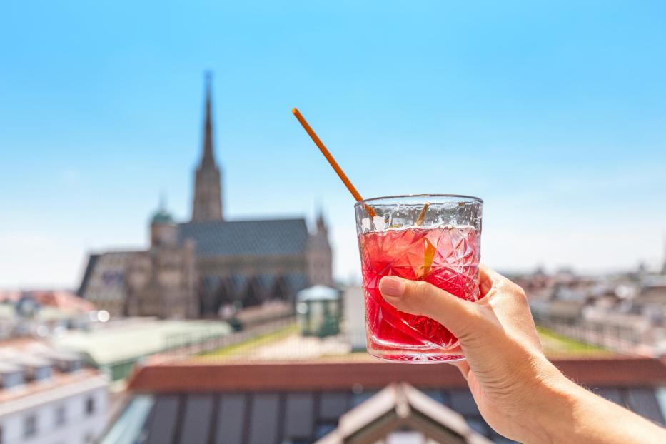 Cocktail genießen auf einer Rooftop-Bar in Wien