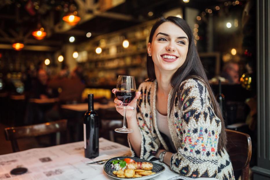 Frau alleine im Restaurant