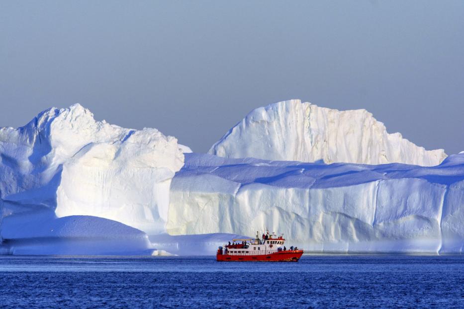 Mit dem Expeditionsboot kommt man nah an die Eisberge und an gigantischen Gletscher