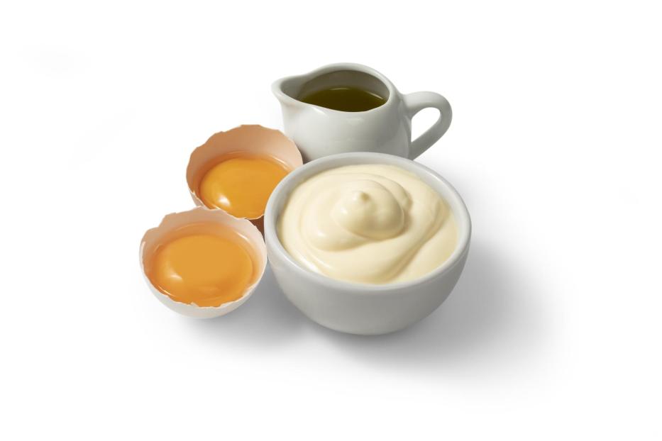 Mayonnaise in weißer Tasse - Stock-Fotografie