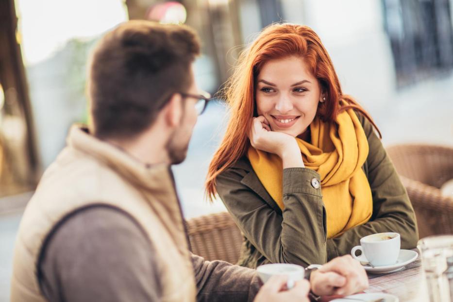 Frau flirtet auf einem Date