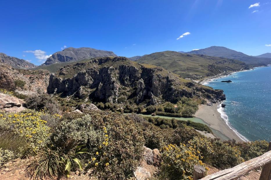 Blick auf den unteren Teil der Schluchten von Kourtaliotiko und den Palmenstrand Preveli