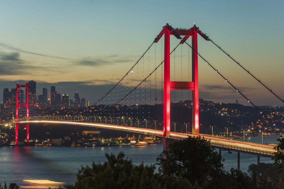 Die Bosporusbrücke verbindet den asiatischen mit dem europäischen Teil Istanbuls