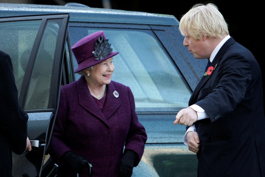 Queen Elizabeth und Boris Johnson im Jahr 2012