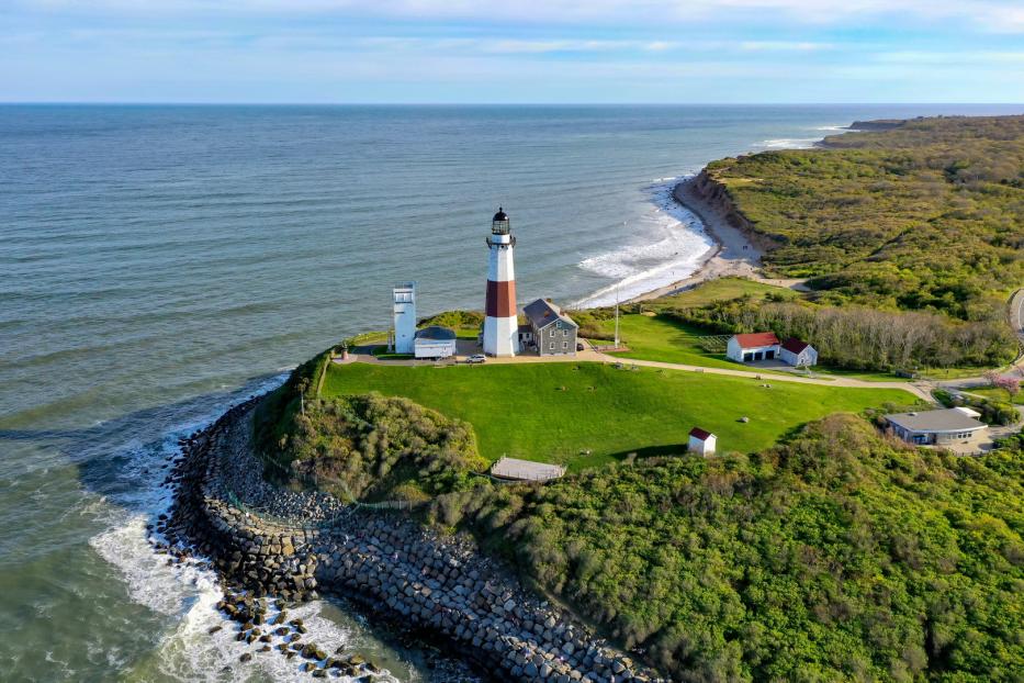 Der Leuchtturm im kleinen Ort Montauk, umspült vom  Atlantik, ist das Wahrzeichen der Hamptons