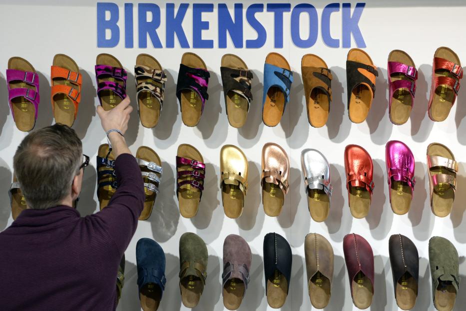 Birkenstocks hängen an der Wand