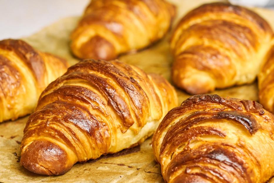 Croissants auf einem Blech