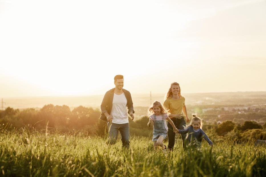 Familie auf Wiese