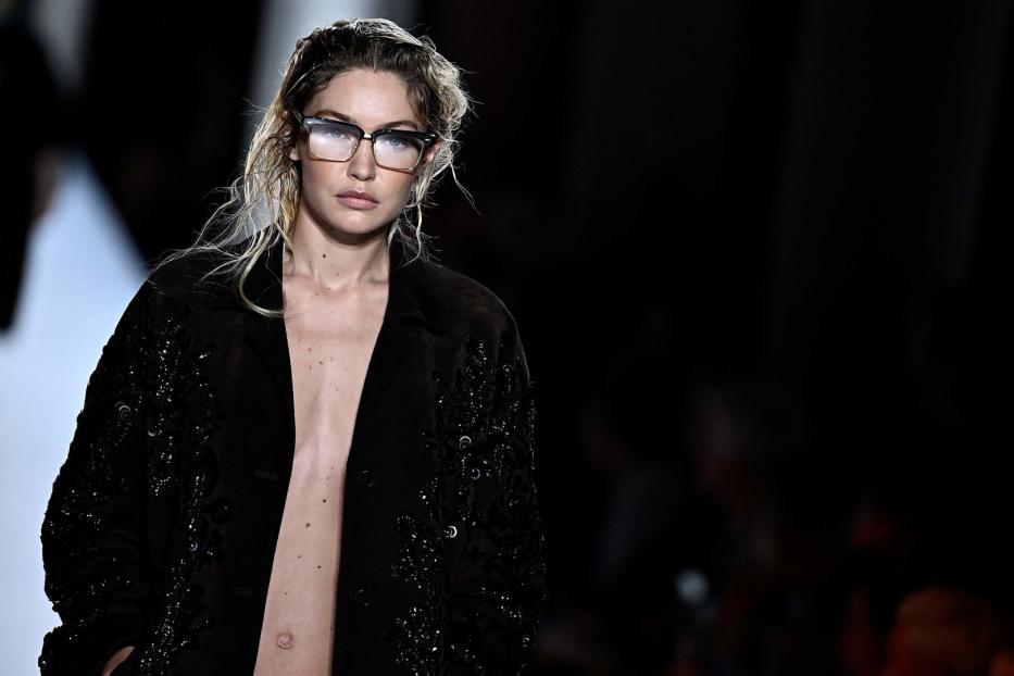 Gigi Hadid mit großer Brille auf dem Laufsteg