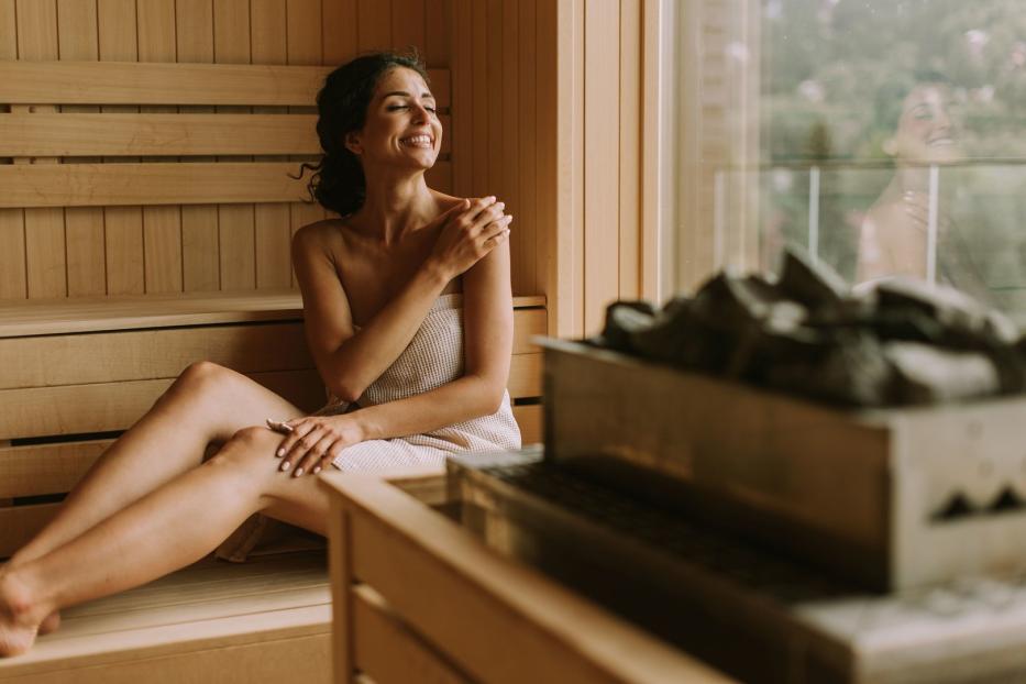 Frau entspannt in der Sauna