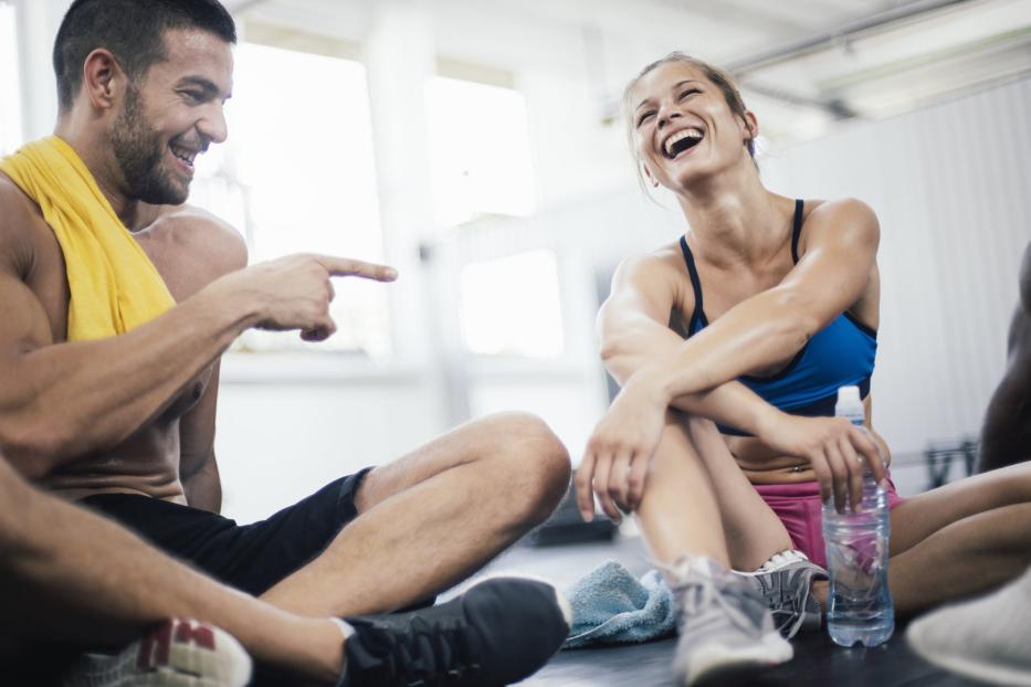 Eine Frau und ein Mann beim Sport.