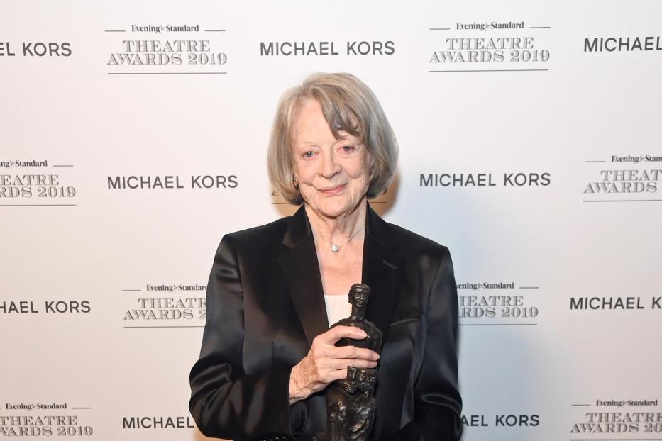 Maggie Smith auf dem roten Teppich mit Award in der Hand