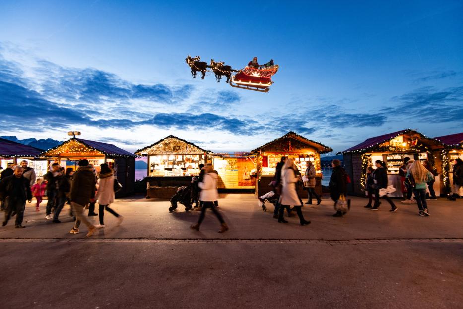 Fliegender Schlitten mit Weihnachtsmann in Montreux, Schweiz