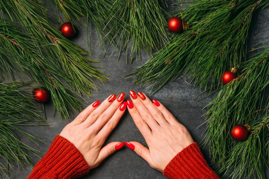 roter Nagellack zu Weihnachten