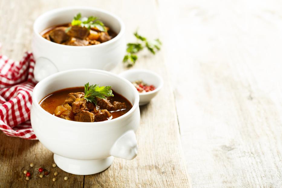 Gulasch in einer Pfanne von oben