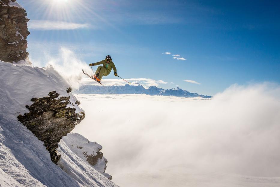 Skifahrer im Sprung, Abfahrt im Tiefschnee