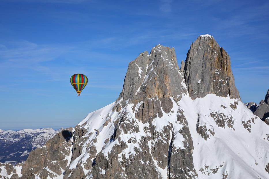 Heißluftballon über Bischofsmütze im Winter