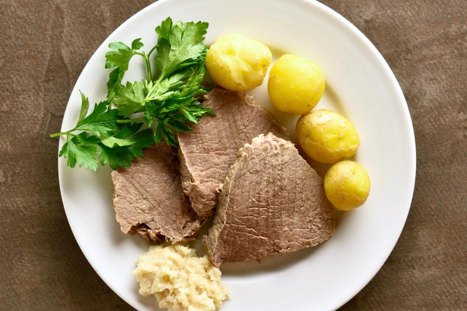 Gekochtes Rindfleisch, Erdäpfel, Kren, Petersilie, Teller