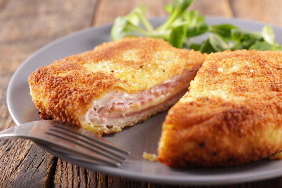 cordon bleu mit goldbrauner Panade und schmelzendem Käse